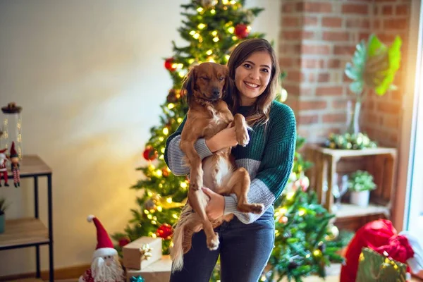 Mutlu Kendinden Emin Gülümseyen Genç Güzel Bir Kadın Evde Noel — Stok fotoğraf