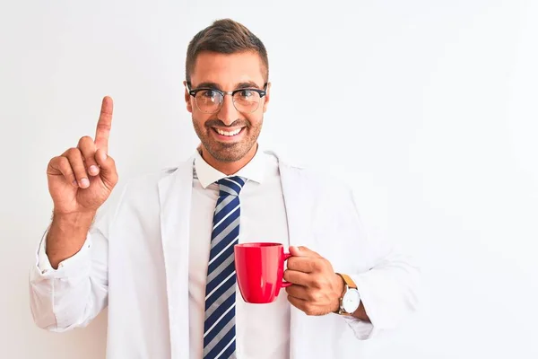 잘생긴 치료사가 얼굴로 손가락을 가리키는 아이디어나 질문에 고립된 배경에서 커피를 — 스톡 사진