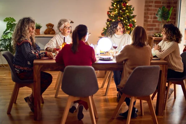 행복하고 자신감 아름다운 무리의 여성들 집에서 크리스마스를 축하하며 칠면조를 — 스톡 사진