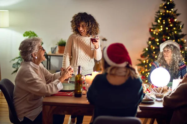 Bellissimo Gruppo Donne Sorridenti Felici Fiduciosi Loro Tenendo Tazza Vino — Foto Stock