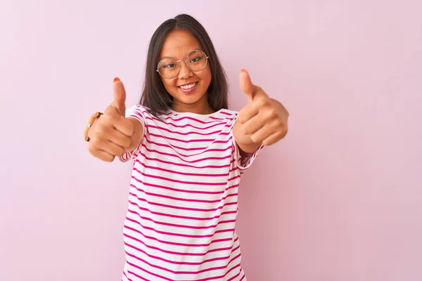 Giovane Donna Cinese Indossa Maglietta Righe Occhiali Sfondo Rosa Isolato — Foto Stock