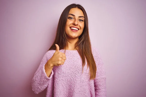 Ung Vacker Kvinna Bär Casual Tröja Stående Över Isolerade Rosa — Stockfoto