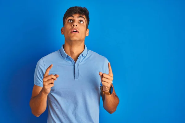 Homem Indiano Jovem Vestindo Pólo Casual Sobre Fundo Azul Isolado — Fotografia de Stock