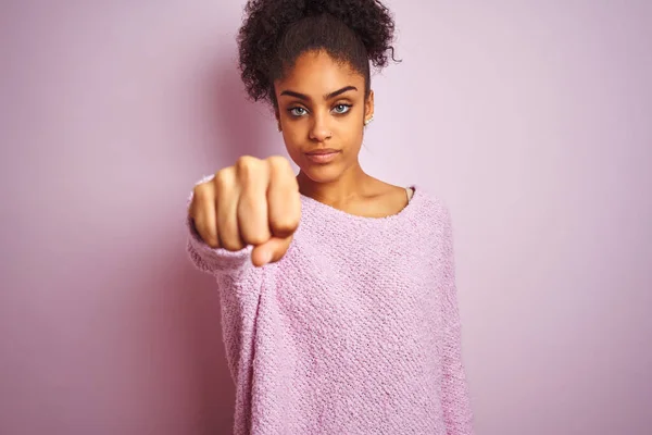 Jovem Afro Americana Vestindo Camisola Inverno Sobre Fundo Rosa Isolado — Fotografia de Stock