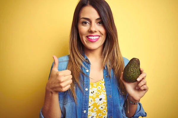 Jonge Mooie Vrouw Eten Gezonde Avocado Gele Achtergrond Blij Met — Stockfoto