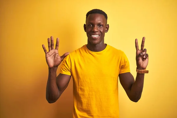 Jonge Afro Amerikaanse Man Draagt Casual Shirt Staan Geïsoleerde Gele — Stockfoto