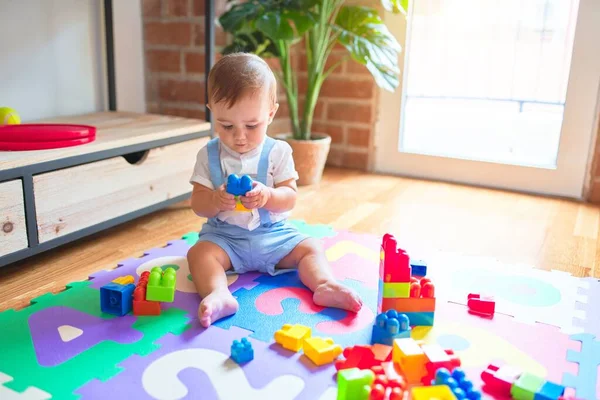 Beautiful Toddler Sitting Puzzle Carpet Playing Building Blocks Kindergarten — ストック写真