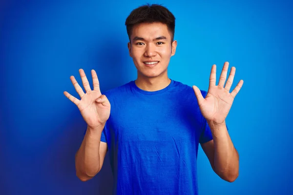 Mladý Asijský Číňan Nosí Tričko Stojící Nad Izolovaným Modrým Pozadím — Stock fotografie