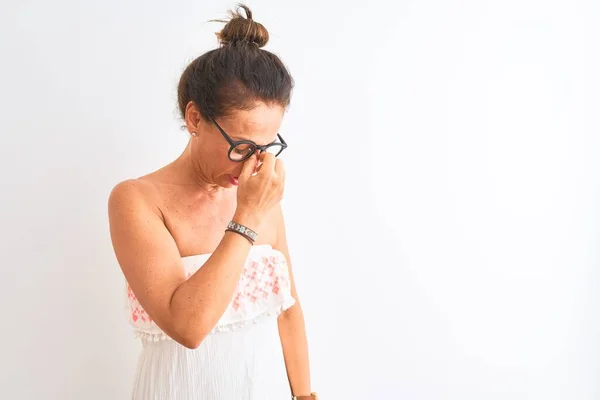 Mulher Meia Idade Vestindo Vestido Casual Óculos Sobre Fundo Branco — Fotografia de Stock