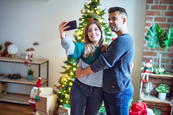 Jovem Casal Bonito Sorrindo Feliz Confiante Abraçando Fazer Selfie Por — Fotografia de Stock