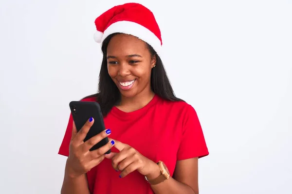 Jovem Afro Americana Vestindo Chapéu Natal Usando Smartphone Com Rosto — Fotografia de Stock