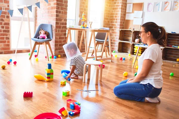 Bella Insegnante Bambino Ragazzo Che Gioca Con Cesto Plastica All — Foto Stock