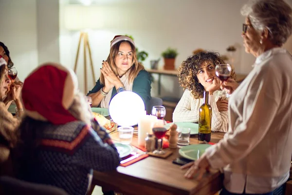 Mooie Groep Vrouwen Die Blij Zelfverzekerd Glimlachen Een Van Hen — Stockfoto