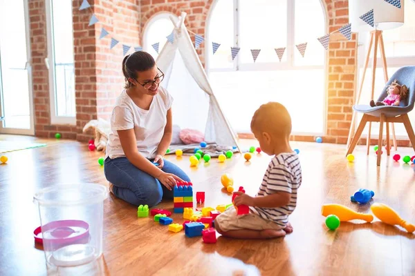 Mooie Leraar Peuter Jongen Spelen Met Bouwstenen Bulding Toren Kleuterschool — Stockfoto