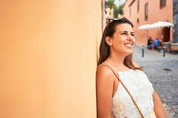 Beautiful Girl Leaning Orange Wall Young Friendly Woman Smiling Happy — ストック写真