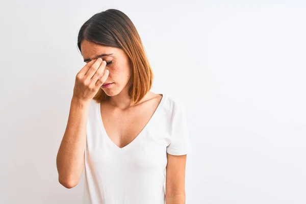 Mooie Roodharige Vrouw Draagt Casual Witte Shirt Geïsoleerde Achtergrond Moe — Stockfoto