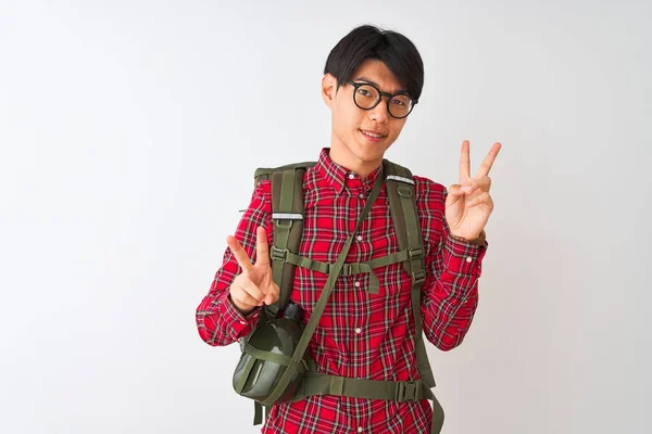 Ein Chinesischer Wanderer Mit Rucksackkantinenbrille Vor Isoliertem Weißem Hintergrund Lächelt — Stockfoto