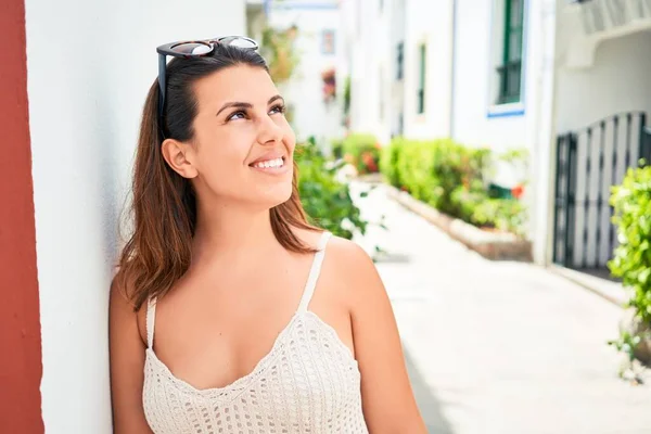 Młoda Piękna Kobieta Kolorowej Wiosce Puerto Mogan Uśmiechnięta Szczęśliwa Ulicy — Zdjęcie stockowe