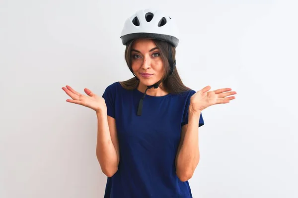 Молодая Красивая Женщина Велосипедистка Защитном Велосипедном Шлеме Изолированном Белом Фоне — стоковое фото