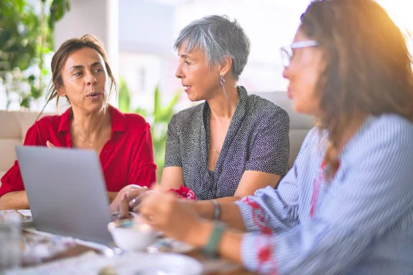 Bijeenkomst Van Middelbare Leeftijd Vrouwen Die Lunchen Koffie Drinken Volwassen — Stockfoto