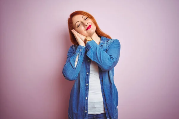 Youg Beautiful Redhead Woman Wearing Denim Shirt Standing Isolated Pink — Stock Photo, Image