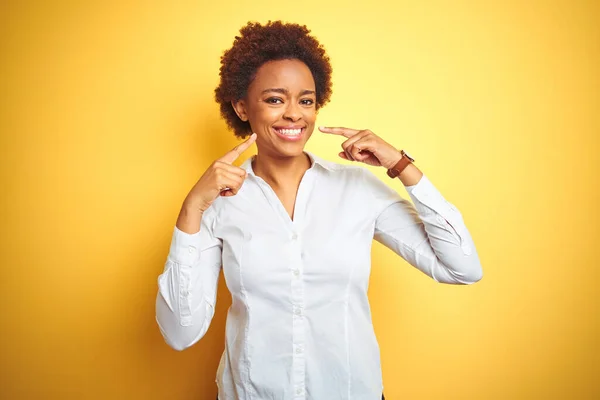 Mulher Negócios Afro Americana Sobre Fundo Amarelo Isolado Sorrindo Alegre — Fotografia de Stock