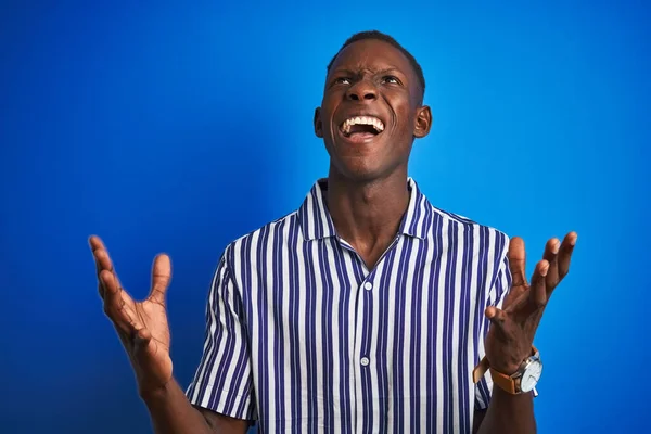 Afro Amerikaanse Man Draagt Gestreept Casual Shirt Staan Geïsoleerde Blauwe — Stockfoto