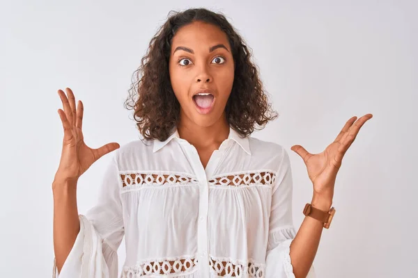 Jovem Brasileira Vestindo Camisa Sobre Fundo Branco Isolado Muito Feliz — Fotografia de Stock