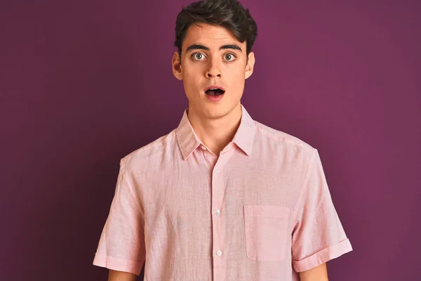 Teenager Chlapec Růžové Košili Stojící Nad Fialové Izolované Pozadí Strach — Stock fotografie
