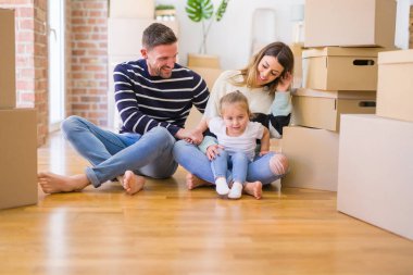Güzel famiily, yeni evde karton fanny kutusu sürme ailesi ile oynayan çocuk