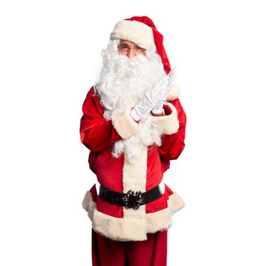 Orta yaşlı yakışıklı adam, Noel Baba kostümü ve sakal takmış alkışlıyor ve mutlu ve neşeli alkışlıyor, gururla gülümsüyor.