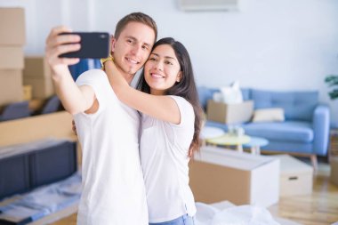 Yeni evimizde genç ve güzel bir çift. 