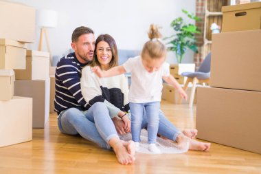 Güzel famiily, yeni evde karton fanny kutusu sürme ailesi ile oynayan çocuk