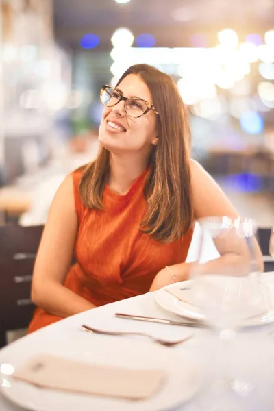 Jong Mooi Meisje Glimlachend Gelukkig Zelfverzekerd Zittend Stoel Restaurant Ontspannen — Stockfoto