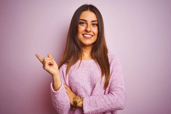 Mujer Hermosa Joven Con Suéter Casual Pie Sobre Fondo Rosa — Foto de Stock