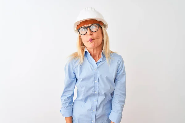 Középkorú Építész Szemüveget Sisakot Visel Elszigetelt Fehér Háttér Így Hal — Stock Fotó