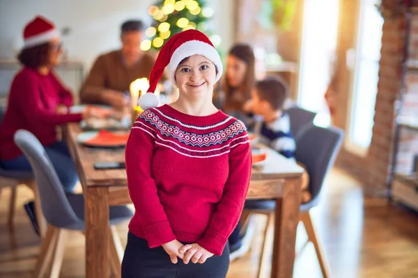 Mladá Krásná Žena Šťastně Sebevědomě Usmívá Stojící Sobě Santa Claus — Stock fotografie