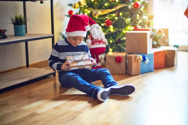 Adorable Niño Sonriendo Feliz Confiado Sentado Suelo Con Sombrero Santa — Foto de Stock