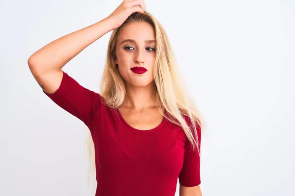 Ung Vacker Kvinna Bär Röd Shirt Stående Över Isolerad Vit — Stockfoto