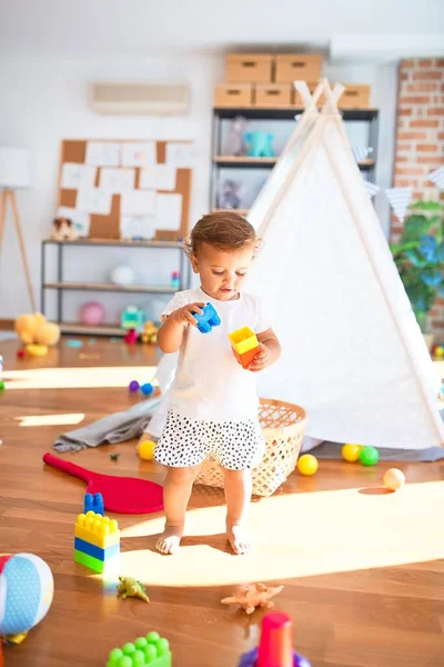 Чарівний Малюк Грає Будівельними Блоками Навколо Безлічі Іграшок Дитячому Саду — стокове фото