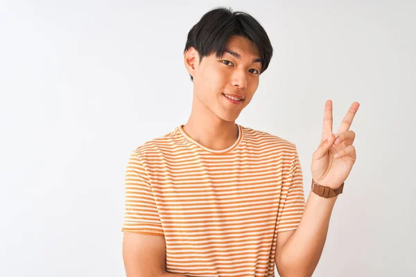 Νεαρός Κινέζος Άνδρας Φορώντας Casual Ριγέ Shirt Στέκεται Πάνω Από — Φωτογραφία Αρχείου