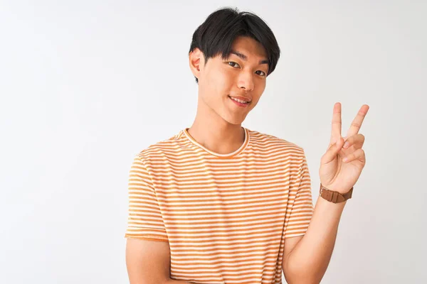 Jovem Chinês Vestindo Camiseta Listrada Casual Sobre Fundo Branco Isolado — Fotografia de Stock