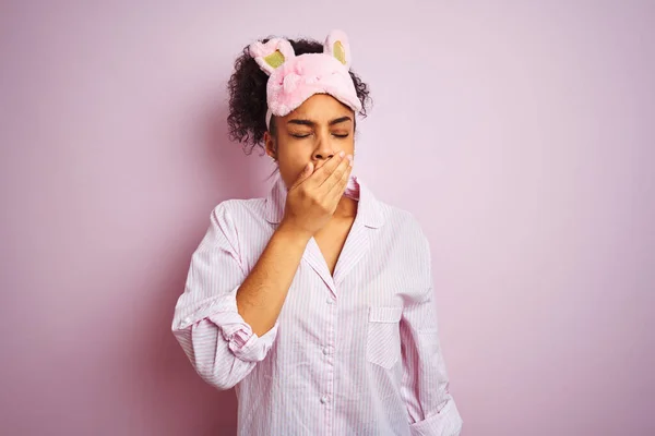 Mujer Afroamericana Joven Con Pijama Máscara Sobre Fondo Rosa Aislado — Foto de Stock
