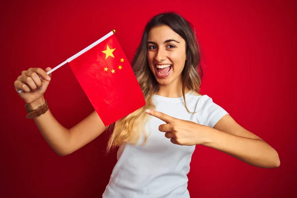 Νεαρή Γυναίκα Κρατώντας Σημαία Της Κίνας Πάνω Από Κόκκινο Απομονωμένο — Φωτογραφία Αρχείου