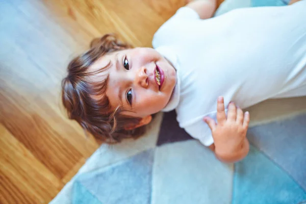Menina Criança Bonita Usando Chupeta Brincando Com Brinquedos Tapete — Fotografia de Stock