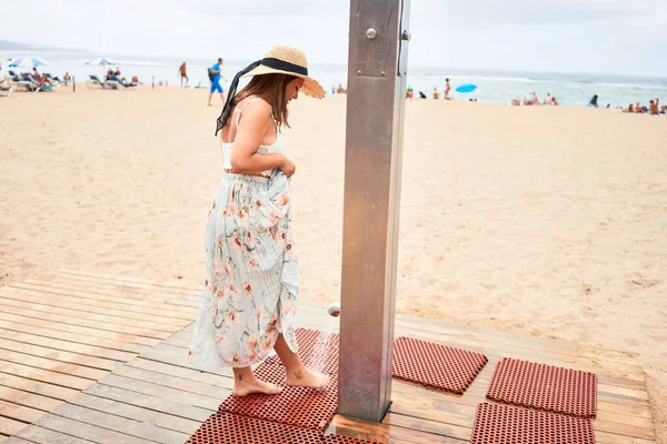 Jovem Mulher Bonita Sorrindo Felizes Pés Limpeza Areia Praia — Fotografia de Stock