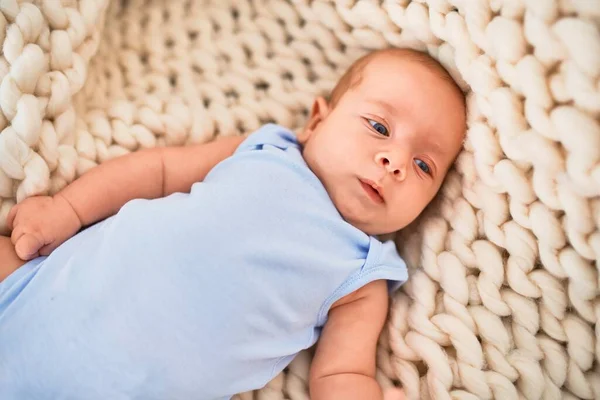 Schattige Baby Liggend Bank Deken Thuis Pasgeboren Ontspannen Rusten Comfortabel — Stockfoto