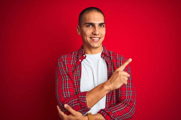 Junger Gutaussehender Mann Einem Hemd Mit Rotem Hintergrund Und Einem — Stockfoto