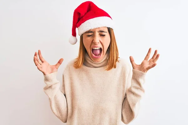 Hermosa Pelirroja Con Sombrero Navidad Sobre Fondo Aislado Celebrando Loco — Foto de Stock