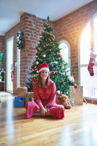 Krásná Žena Sedí Podlaze Kolem Vánočního Stromku Dárky Sobě Santa — Stock fotografie